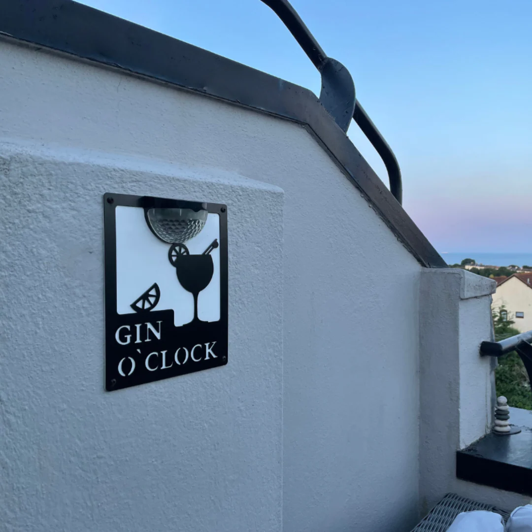 Gin O'Clock Sign with Solar Powered Light - Image 8
