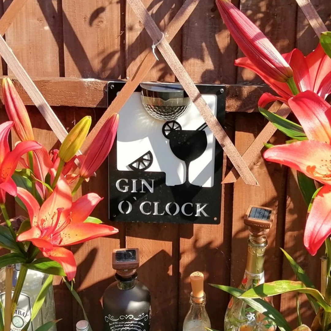 Gin O'Clock Sign with Solar Powered Light - Image 9