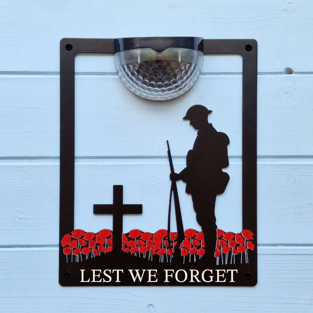'Lest We Forget' Remembrance Soldier & Red Poppies Solar Light Wall Plaque - Image 3