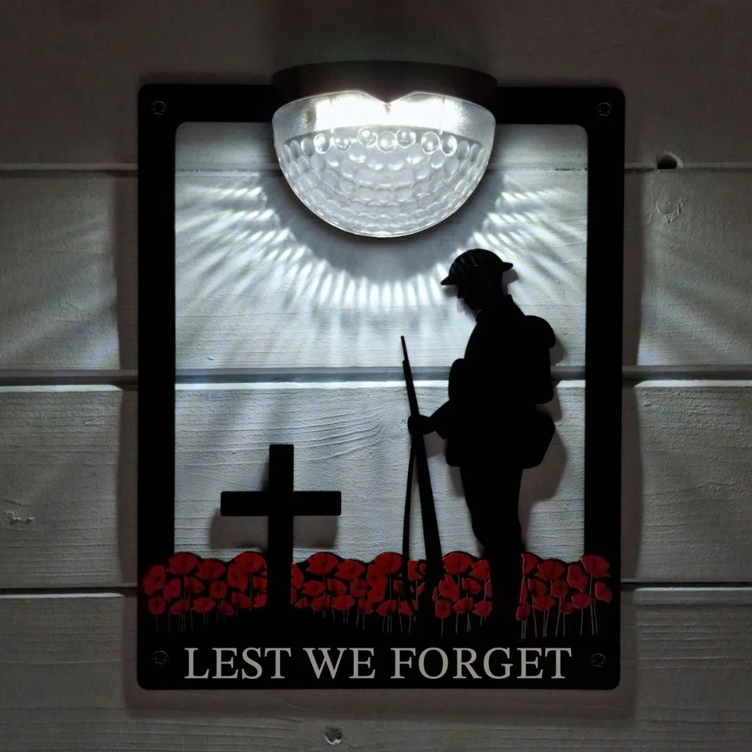 'Lest We Forget' Remembrance Soldier & Red Poppies Solar Light Wall Plaque - Image 4